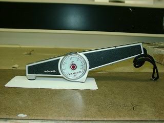 Messung der Schichtdicke mit Hilfe des Magnetismus das Gerät wird auch als Banane bezeichnet